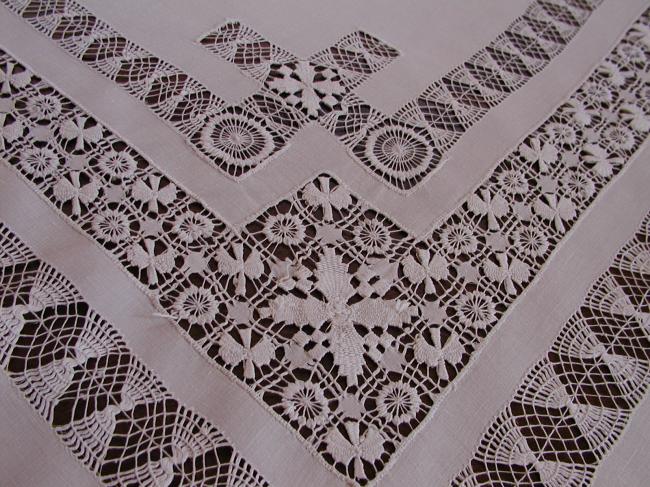 Magnifique nappe ajourée en jours de Cilaos et broderie Ténériffe