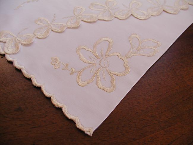 Marvellous night dress case with golden embroidered shamrocks 1880