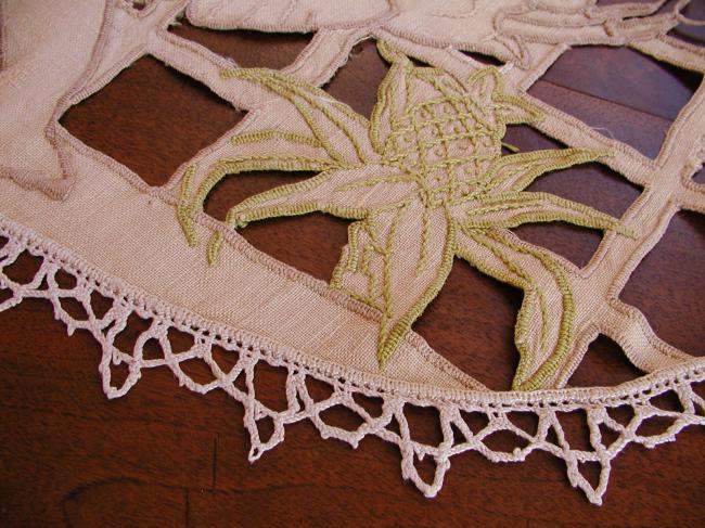 Splendid table centre with hand embroidered exotic decor with elephant