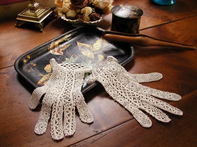 Very romantic pair of gloves in irish guipure lace 19th century