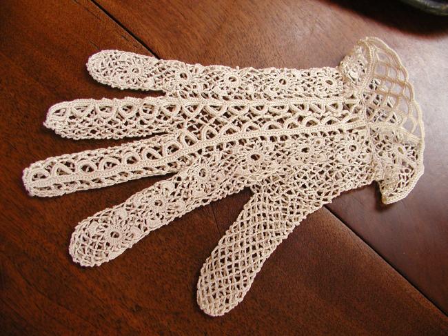 Very romantic pair of gloves in irish guipure lace 19th century