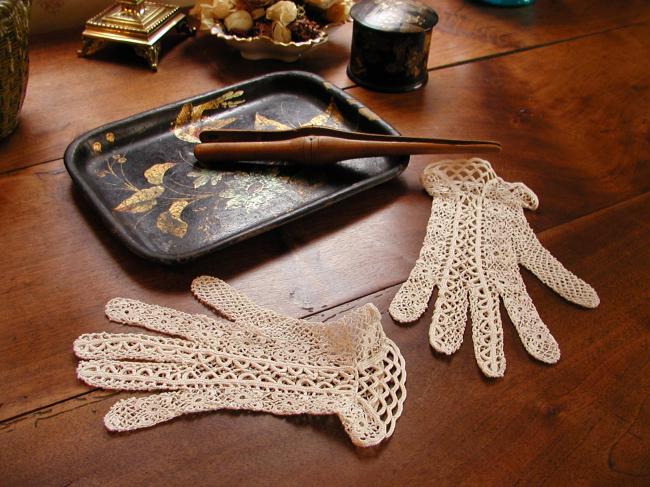 Very romantic pair of gloves in irish guipure lace 19th century