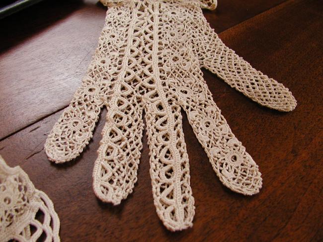 Very romantic pair of gloves in irish guipure lace 19th century
