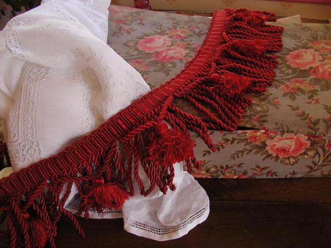 Beau Galon Passementerie bordeaux avec pompons & franges moulinées, Haut:10,5cm