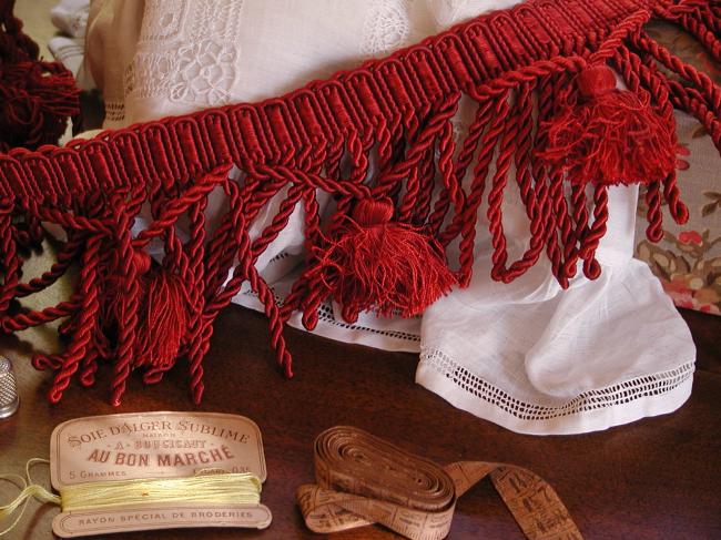 Beau Galon Passementerie bordeaux avec pompons & franges moulinées, Haut:10,5cm