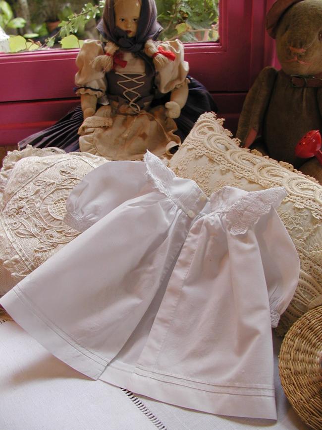 Très jolie robe ouverte de poupée couleur blanche avec broderie anglaise 1900