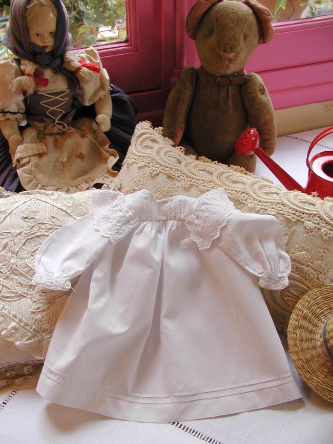 Très jolie robe ouverte de poupée couleur blanche avec broderie anglaise 1900