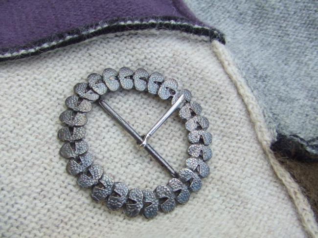 Gracieuse boucle de ceinture ovale en métal gris vieilli 1960