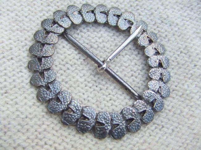 Gracieuse boucle de ceinture ovale en métal gris vieilli 1960