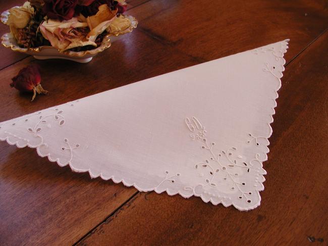Superbe mouchoir  brodé et ajouré de rinceaux de fleurs et monogramme CD