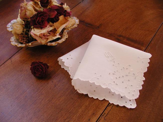 Superbe mouchoir  brodé et ajouré de rinceaux de fleurs et monogramme CD