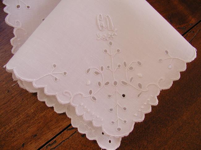 Superbe mouchoir  brodé et ajouré de rinceaux de fleurs et monogramme CD