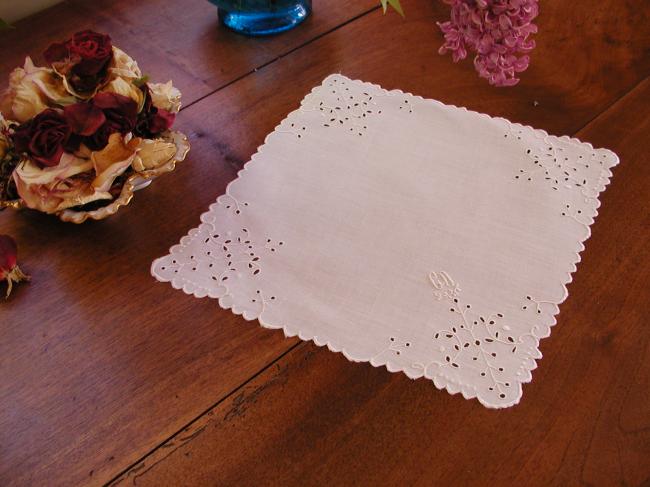 Superbe mouchoir  brodé et ajouré de rinceaux de fleurs et monogramme CD