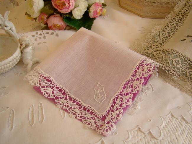 Superb handkerchief in fine lawn with gorgeous Cluny bobbin lace