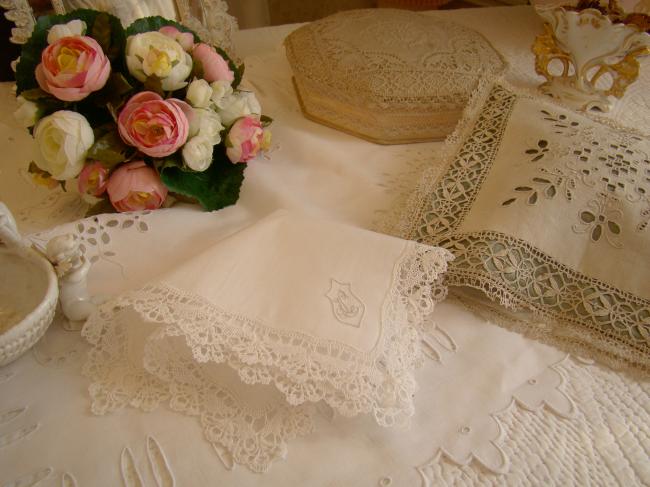 Superb handkerchief in fine lawn with gorgeous Cluny bobbin lace