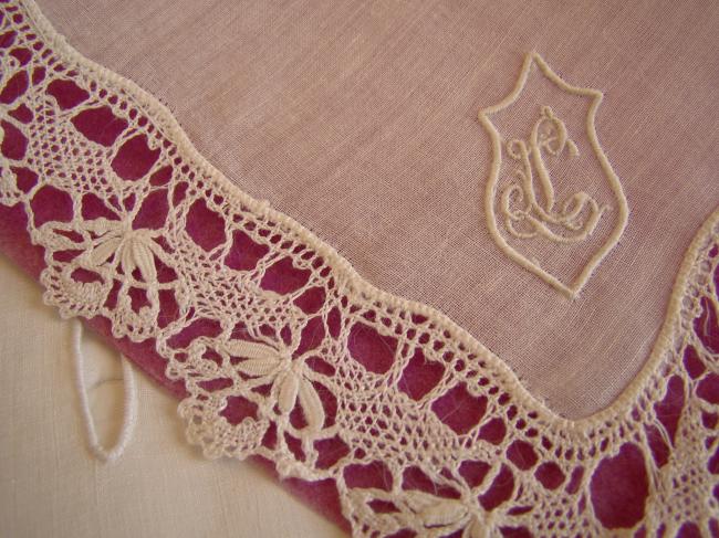 Superb handkerchief in fine lawn with gorgeous Cluny bobbin lace