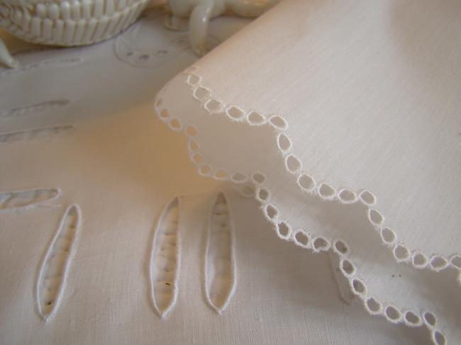 Superb handkerkief with hand-embroidered butterfly and broderie anglaise