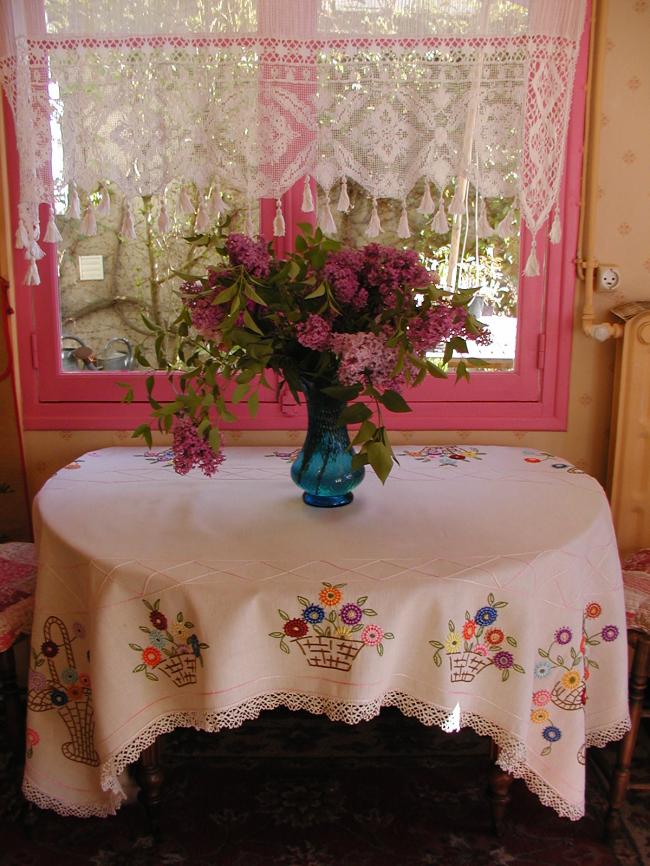 Merveilleuse nappe ovale brodée de paniers de fleurs et rosettes 1930