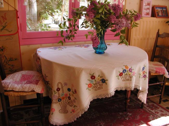Merveilleuse nappe ovale brodée de paniers de fleurs et rosettes 1930