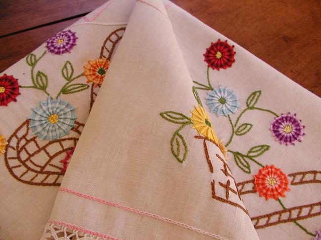 Merveilleuse nappe ovale brodée de paniers de fleurs et rosettes 1930