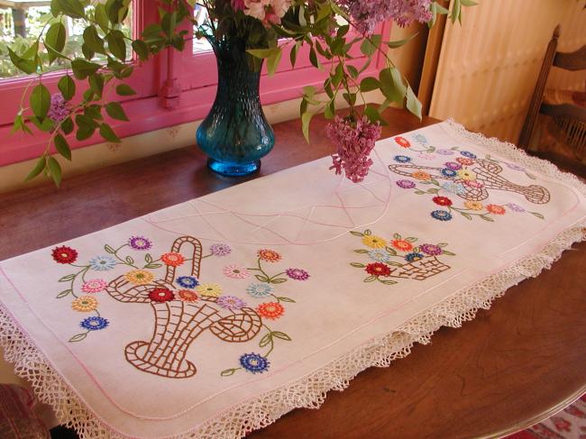 Merveilleuse nappe ovale brodée de paniers de fleurs et rosettes 1930
