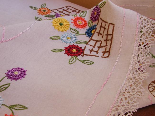 Merveilleuse nappe ovale brodée de paniers de fleurs et rosettes 1930