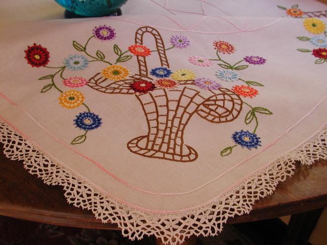Merveilleuse nappe ovale brodée de paniers de fleurs et rosettes 1930
