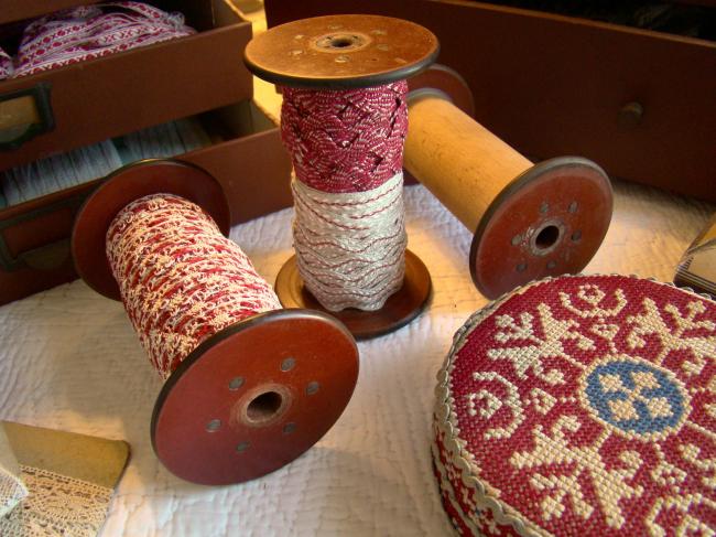 Ancienne bobine de filature, en hêtre avec bagues en bakélite couleur acajou