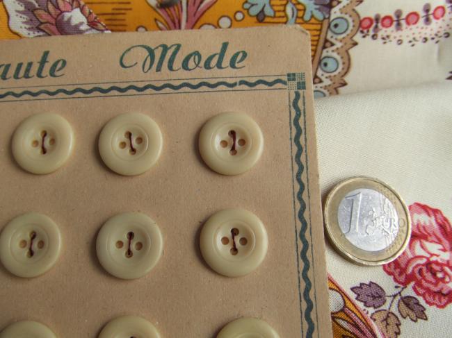 Belle carte de 24 petits boutons ronds de couleur crème 'Haute Mode' 1920-30