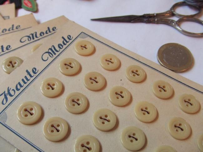 Jolie carte de 24 petits boutons ronds de couleur crème 'Haute Mode' 1920-30