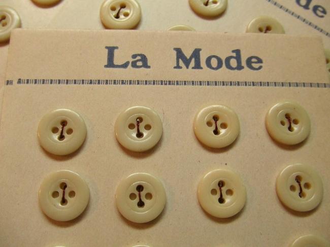 Jolie carte de 24 petits boutons ronds de couleur crème 'La Mode' 1920-30