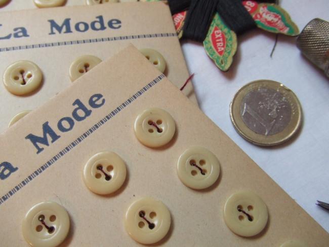 Jolie carte de 24 petits boutons ronds de couleur crème 'La Mode' 1920-30