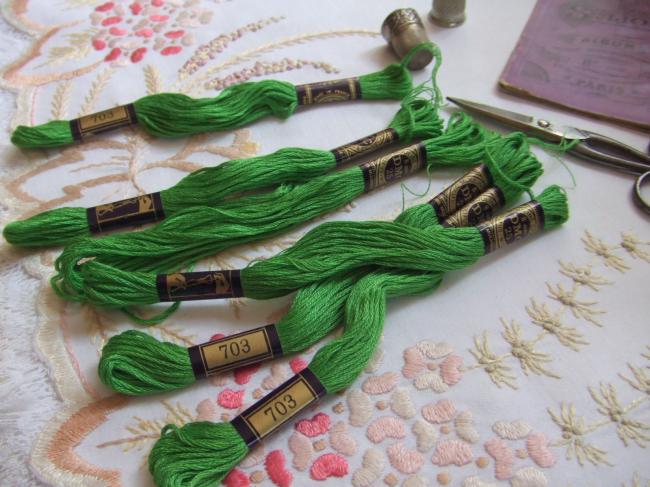 Echeveau Coton mouliné spécial DMC n°25, couleur verte nuance N°703