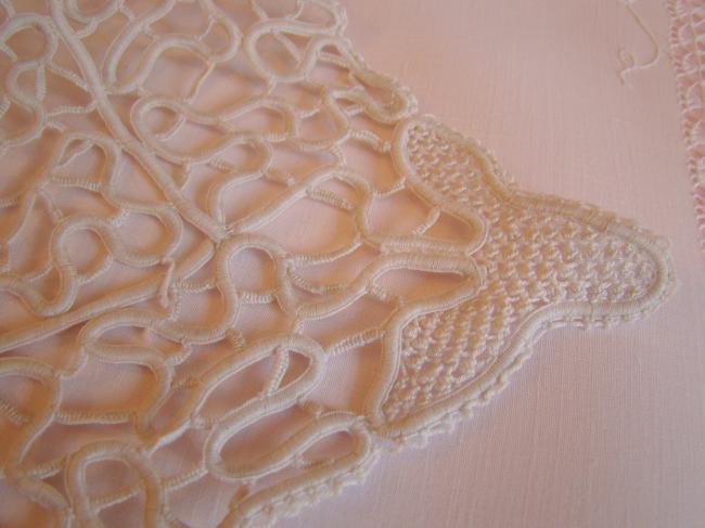 Superbe centre de table en dentelle de lacets rebrodé au point de Milan