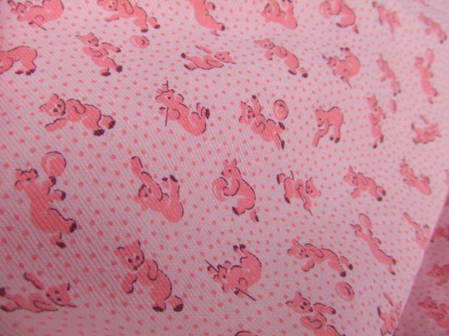 Adorable coupon coton flanelle imprimé de petits ours joueurs, fond rose bonbon