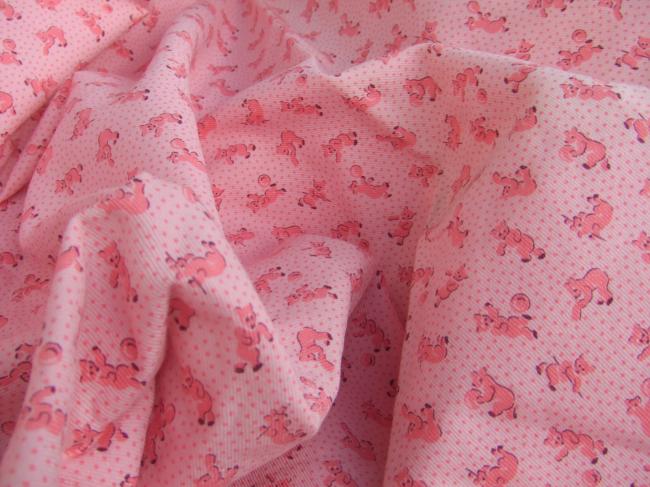 Adorable coupon coton flanelle imprimé de petits ours joueurs, fond rose bonbon