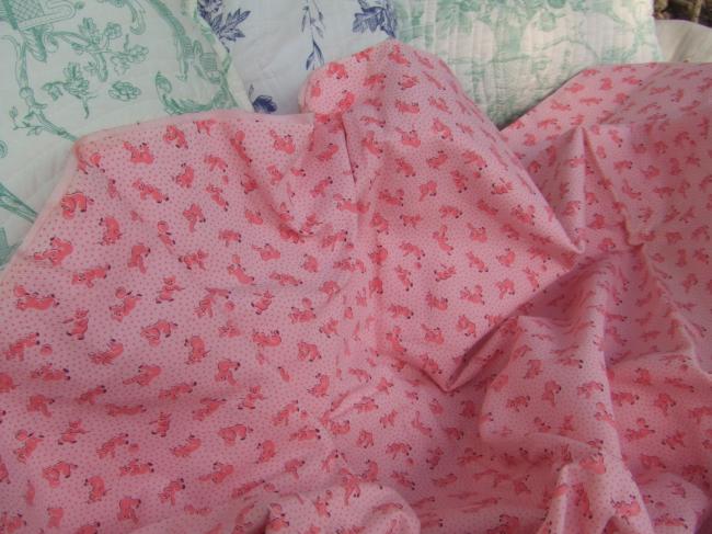 Adorable coupon coton flanelle imprimé de petits ours joueurs, fond rose 1940-50