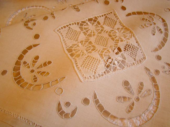 Magnifique nappe brodée à la Richelieu et superbes insertions de dentelle 1910
