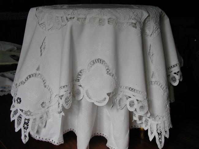 Très jolie surnappe broderie blanche et lacets.