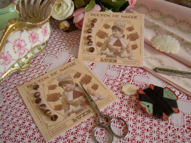 Lovely card with 6 antique handmade buttons in mother of pearl, color chocolate.
