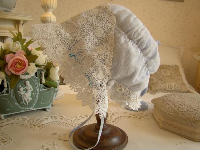 Gracieuse coiffe ancienne d'enfant en guipure et tulle sous fond bleu lavande