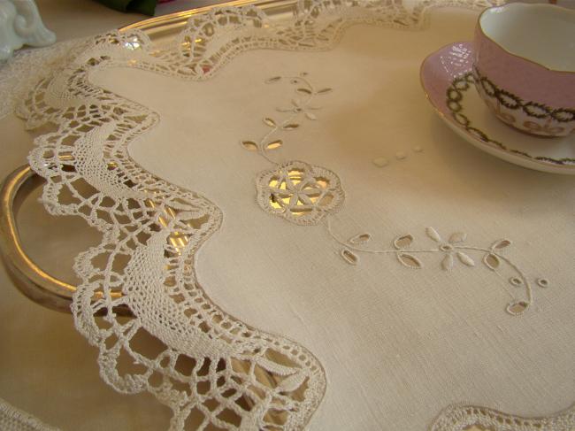 Superbe centre de table en lin écru brodé à la Richelieu & dentelle fuseaux