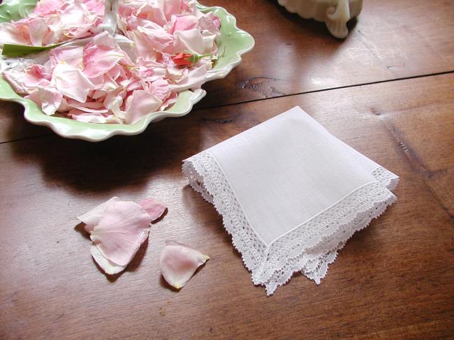 Lovely handkerchief in fine batiste with lace edging