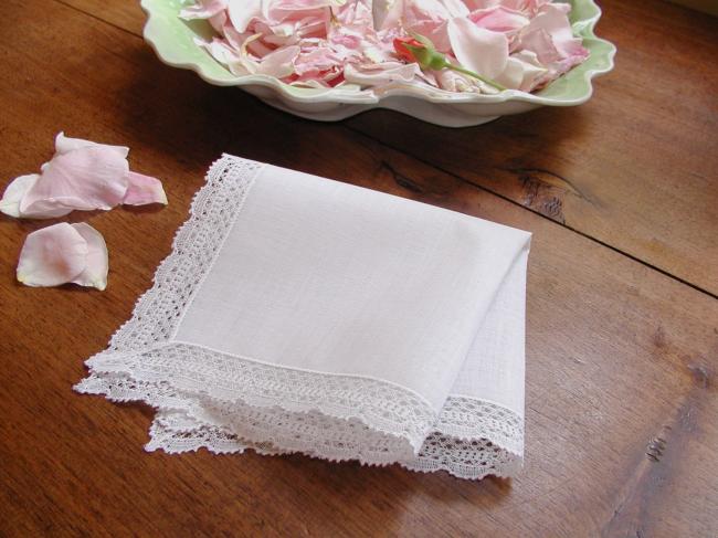 Lovely handkerchief in fine batiste with lace edging