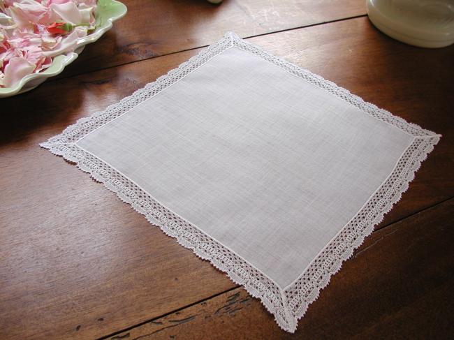 Lovely handkerchief in fine batiste with lace edging