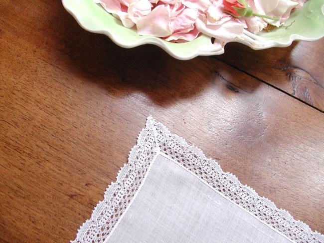 Lovely handkerchief in fine batiste with lace edging
