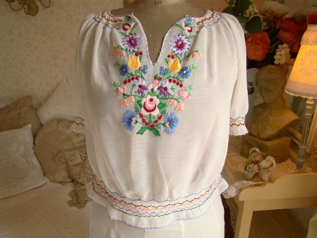 Adorable blouse en mousseline richement brodée de fleurs