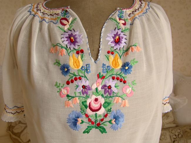 Adorable blouse en mousseline richement brodée de fleurs