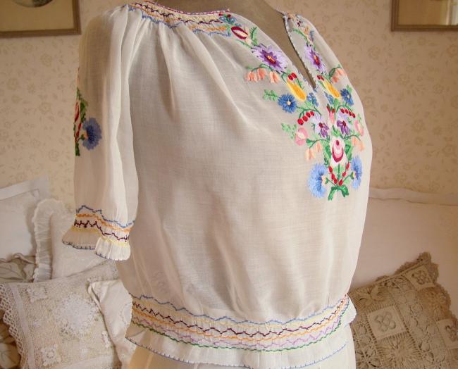 Adorable blouse en mousseline richement brodée de fleurs