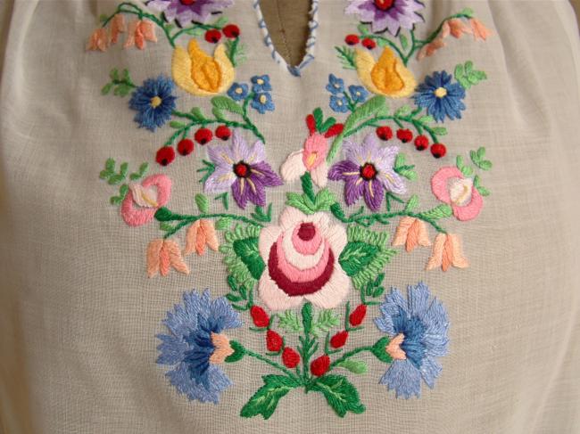 Adorable blouse en mousseline richement brodée de fleurs